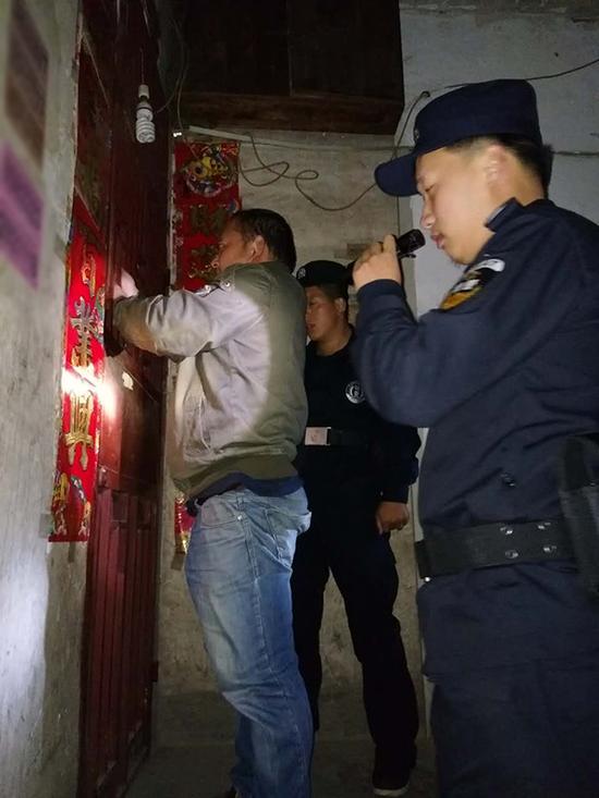 东莞粗心妈妈误将幼女锁家中 