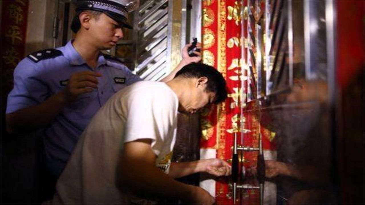 东莞请开锁师傅开了锁后，师傅